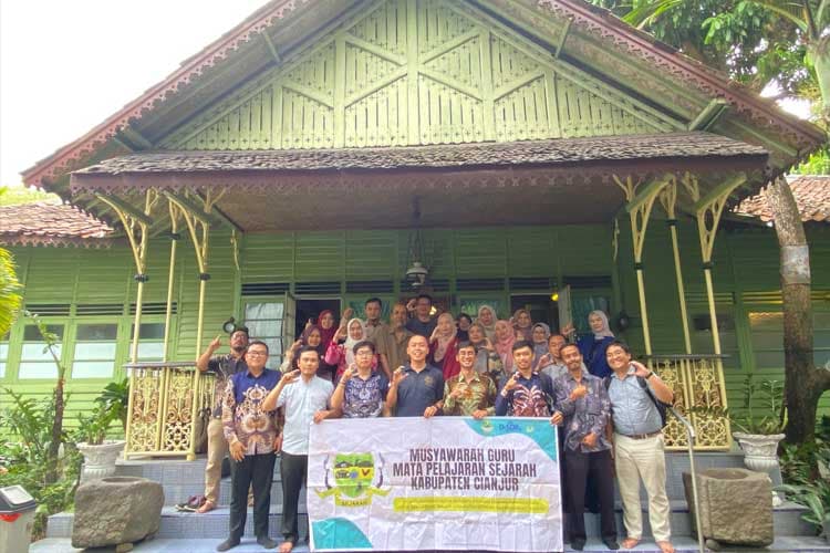 Kunjungi Bumi Ageung, MGMP Sejarah Cianjur Sebut Pentingnya Pembelajaran di Luar Kelas