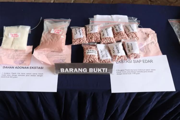 Polisi Gerebek Pabrik Ekstasi Rumahan di Jakbar, Potensi Produksi 80 Ribu Butir