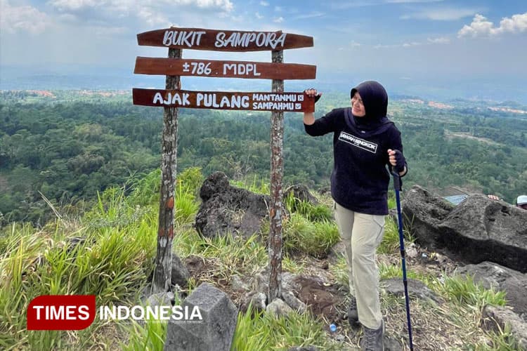 Kades Wiwi Widiawati Hadirkan Wisata Hiking Bukit Sampora
