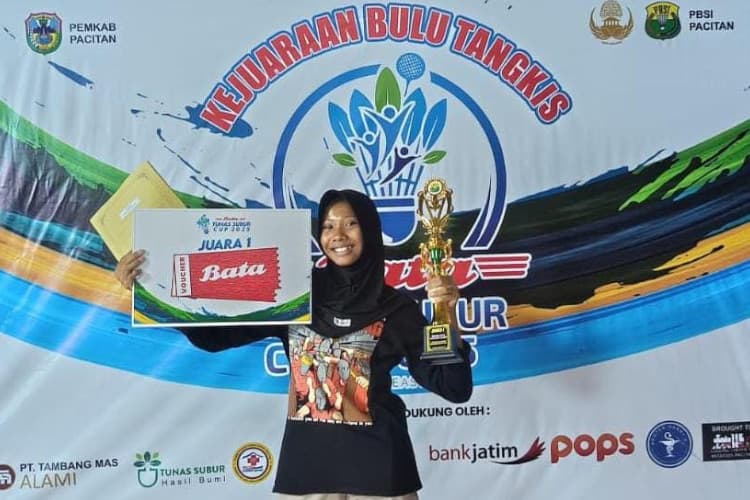 Smash Probo Sedyo Antar SMPN 1 Ngadirojo Pacitan Juara Tunas Subur Cup 2025