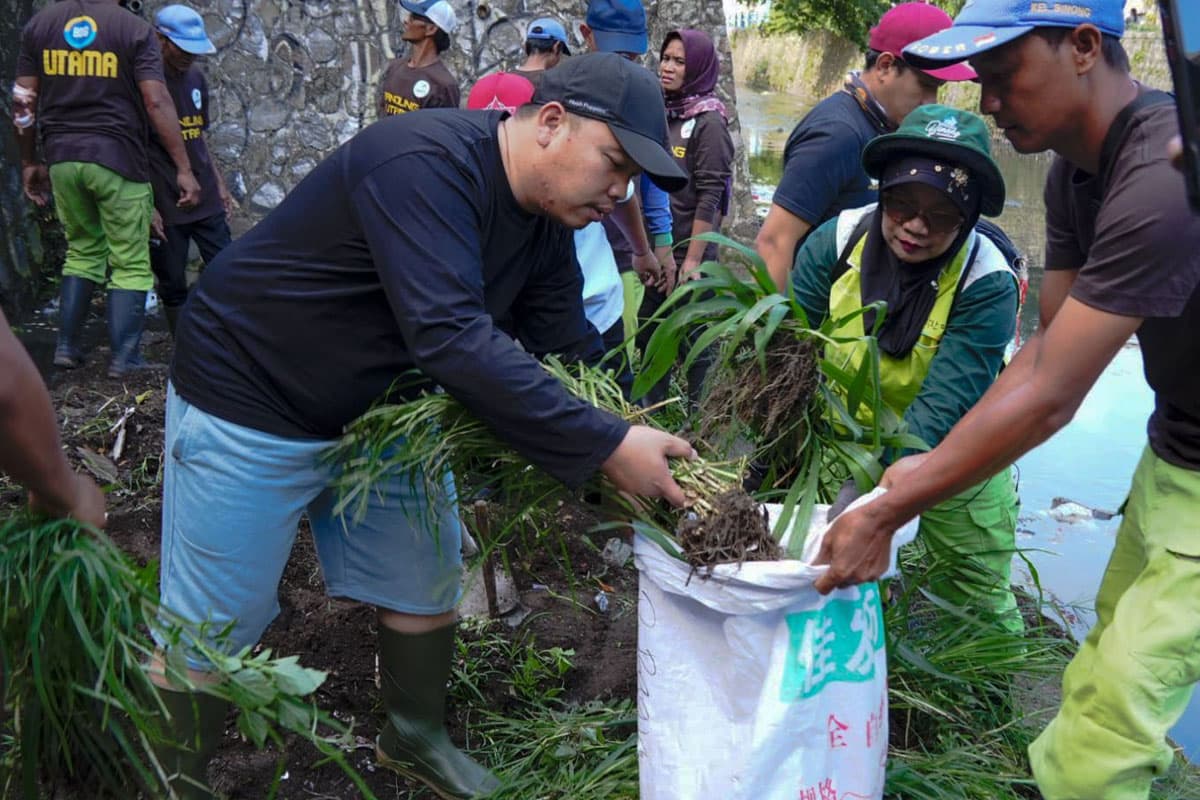 ASN Perwakilan Kemendukbangga Bersih-Bersih Sungai Cikapundung Kolot Bandung