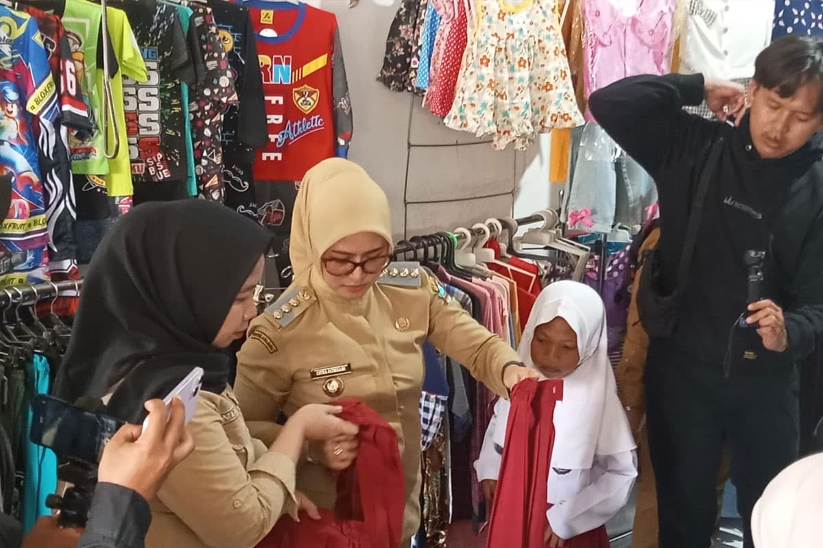 Bupati Pangandaran Apresiasi Ica, Siswi SD yang Berjualan untuk Meringankan Beban Nenek