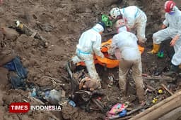 Basarnas Serahkan Total 99 Bodypack Korban Longsor Cisarua kepada Tim DVI