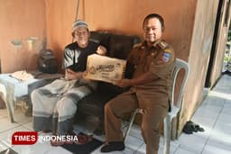 Camat Parigi Pangandaran Tinjau Rumah Warga Tertimpa Pohon Kelapa Akibat Cuaca Ekstrem