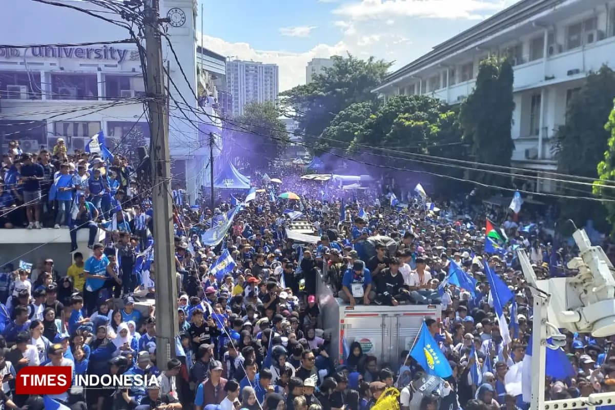 Persib Bandung Cetak Sejarah, Bobotoh Padati Jalur Konvoi Juara
