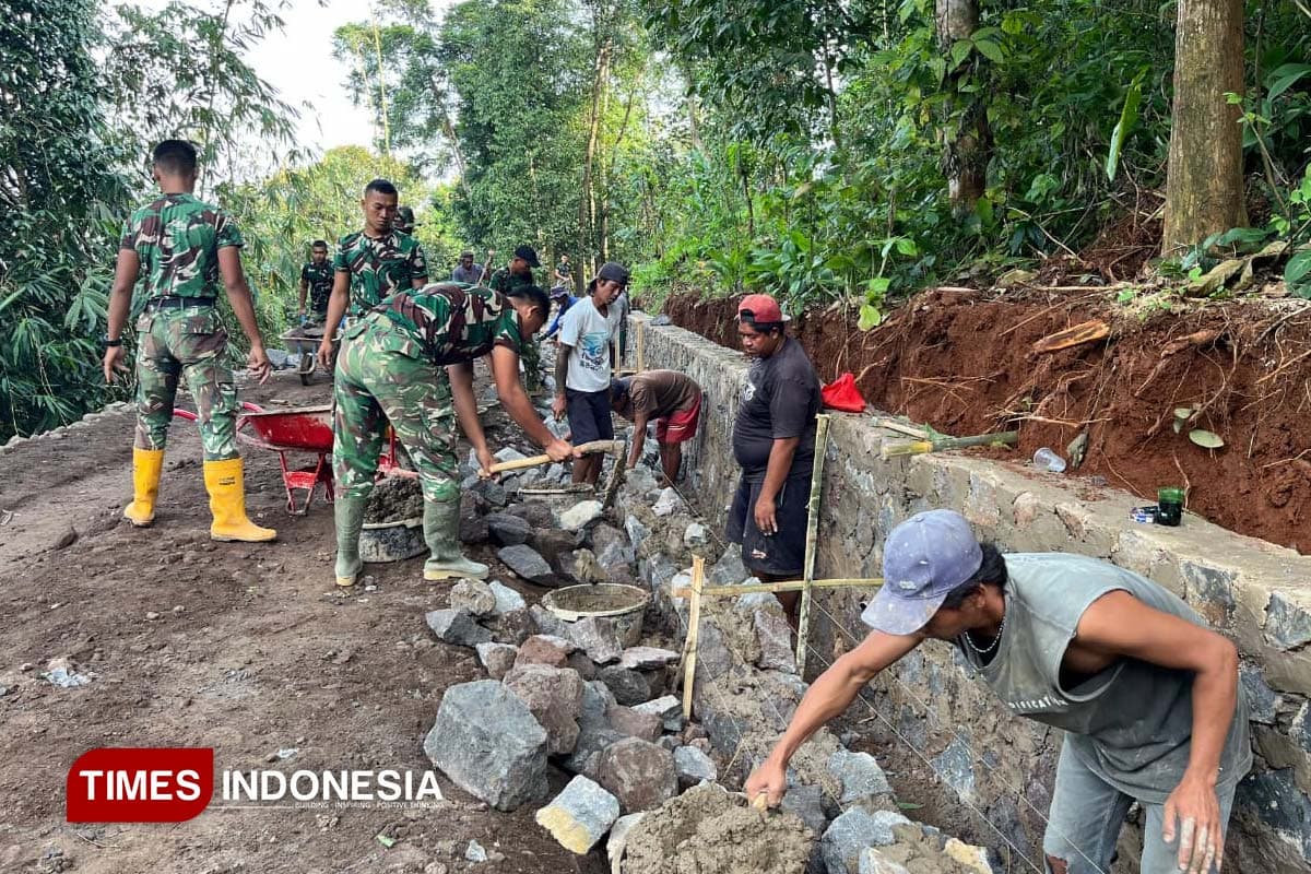 Puasa Tak Surutkan Semangat, Satgas TMMD Majalengka Kebut Irigasi
